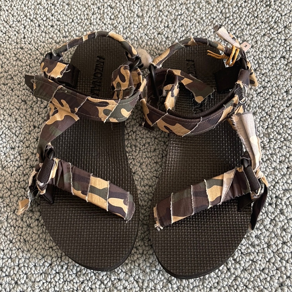 NWT! Arizona Love Camo Sandals